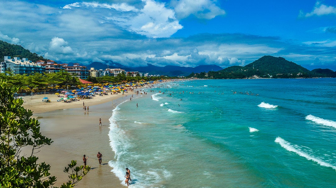 A cidade de Ubatuba está realmente em alta! 🌊 Segundo a plataforma Airbnb, o município é a única cidade brasileira entre os 10 destinos globais em alta para o período entre março e junho. O ranking foi elaborado com base no aumento de buscas e reservas, e confirma o que muitos viajantes já sabem: Ubatuba em alta é sinônimo de natureza, bem-estar e hospitalidade. Além disso, o reconhecimento internacional reforça o potencial turístico e imobiliário da região.  Um paraíso natural que atrai visitantes o ano todo Com mais de 100 praias e uma das maiores faixas de Mata Atlântica preservada do país, Ubatuba oferece experiências que agradam a todos os perfis. Por um lado, há praias calmas e refúgios naturais ideais para descanso. Por outro, trilhas, cachoeiras e esportes aquáticos garantem aventura e diversão. Além disso, a cidade se destaca pela gastronomia regional e pela diversidade cultural, tornando-se um dos principais destinos turísticos do litoral norte de São Paulo.  Ubatuba em alta também no mercado imobiliário Enquanto o turismo cresce, a valorização de imóveis na região acompanha esse movimento. O aluguel por temporada tem se tornado uma excelente fonte de renda, e muitos investidores estão aproveitando esse momento favorável. Se você deseja entender melhor o mercado local, visite o site oficial de turismo de Ubatuba e conheça os diferenciais da cidade. Além disso, veja os empreendimentos da Rocha Real — referência em imóveis na região litorânea. Por fim, viver ou investir em Ubatuba é unir qualidade de vida, rentabilidade e contato diário com a natureza. 🌿