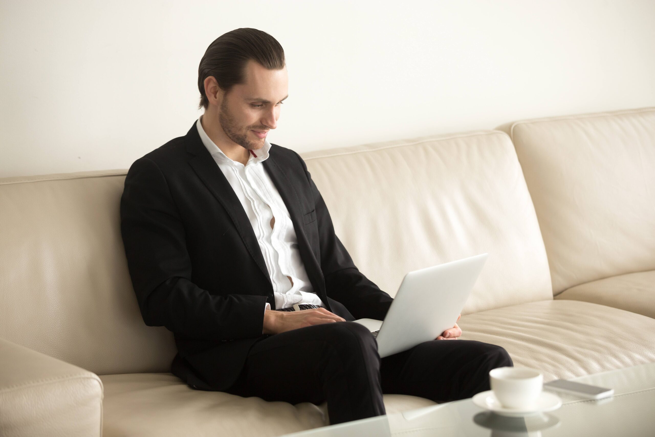 https://rochareal.com.br/wp-content/uploads/2026/05/smiling-businessman-working-laptop-remotely-from-home-1-scaled.jpg